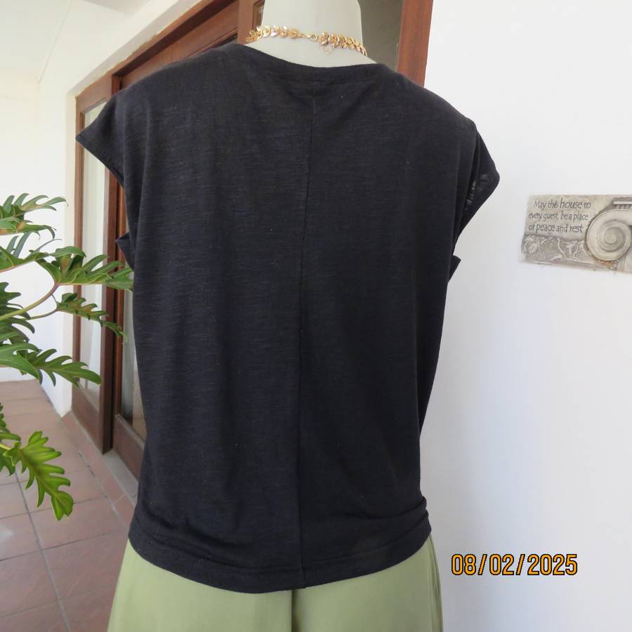 FASHION EXPRESS very black slip over V fringed front top size 38.