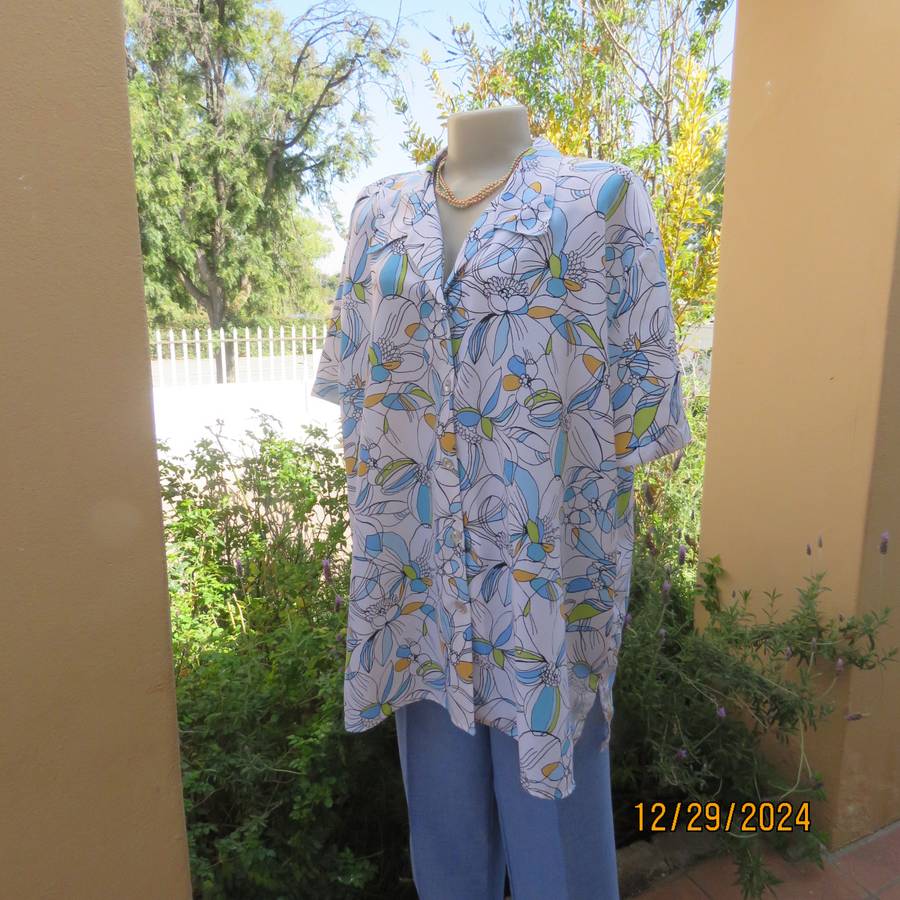 Beautiful CELLINI button down/open collar short sleeve top. Size 48/50.White/blue/peach floral.