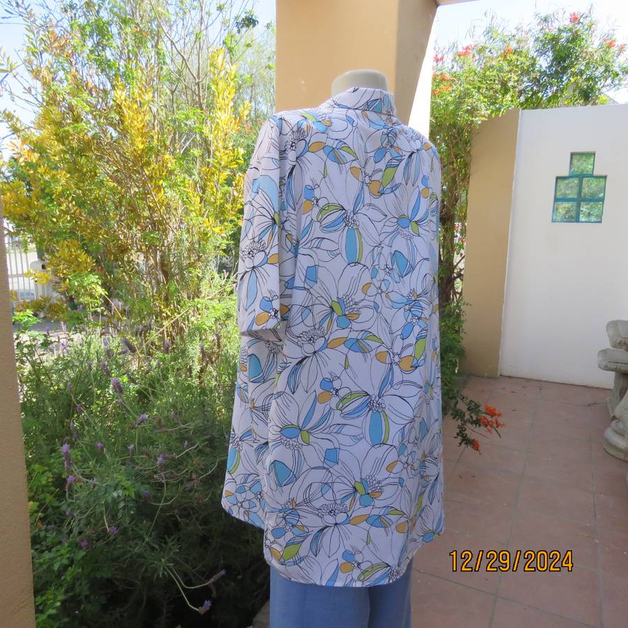 Beautiful CELLINI button down/open collar short sleeve top. Size 48/50.White/blue/peach floral.