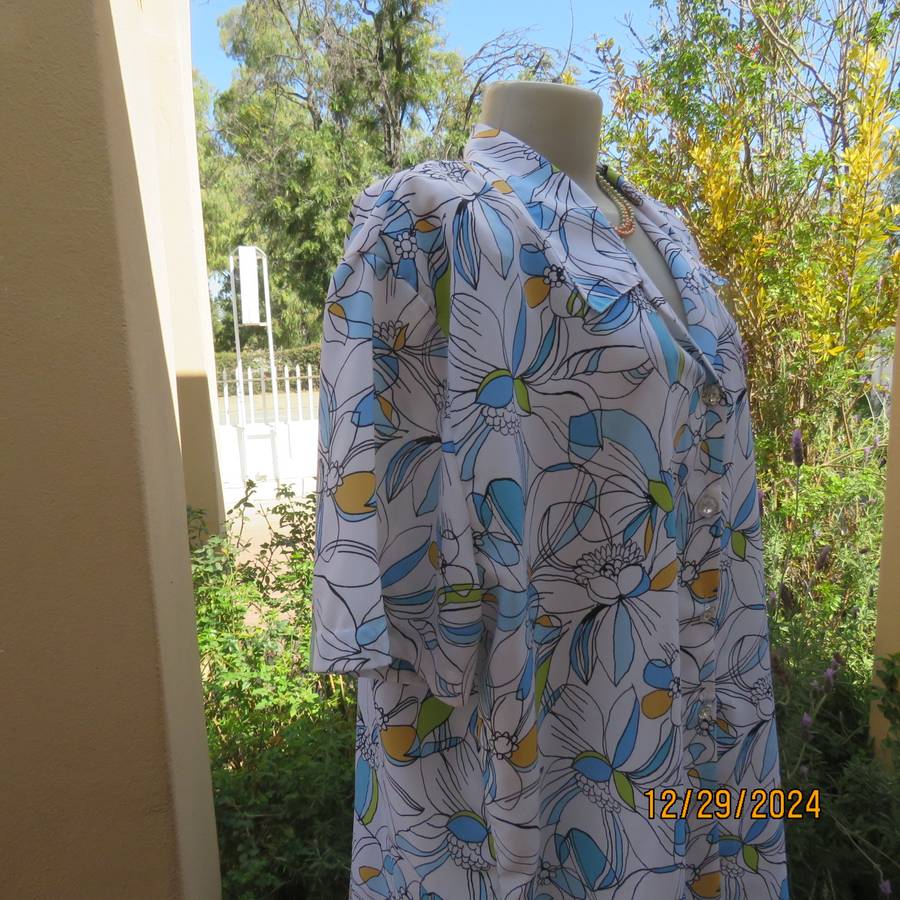 Beautiful CELLINI button down/open collar short sleeve top. Size 48/50.White/blue/peach floral.