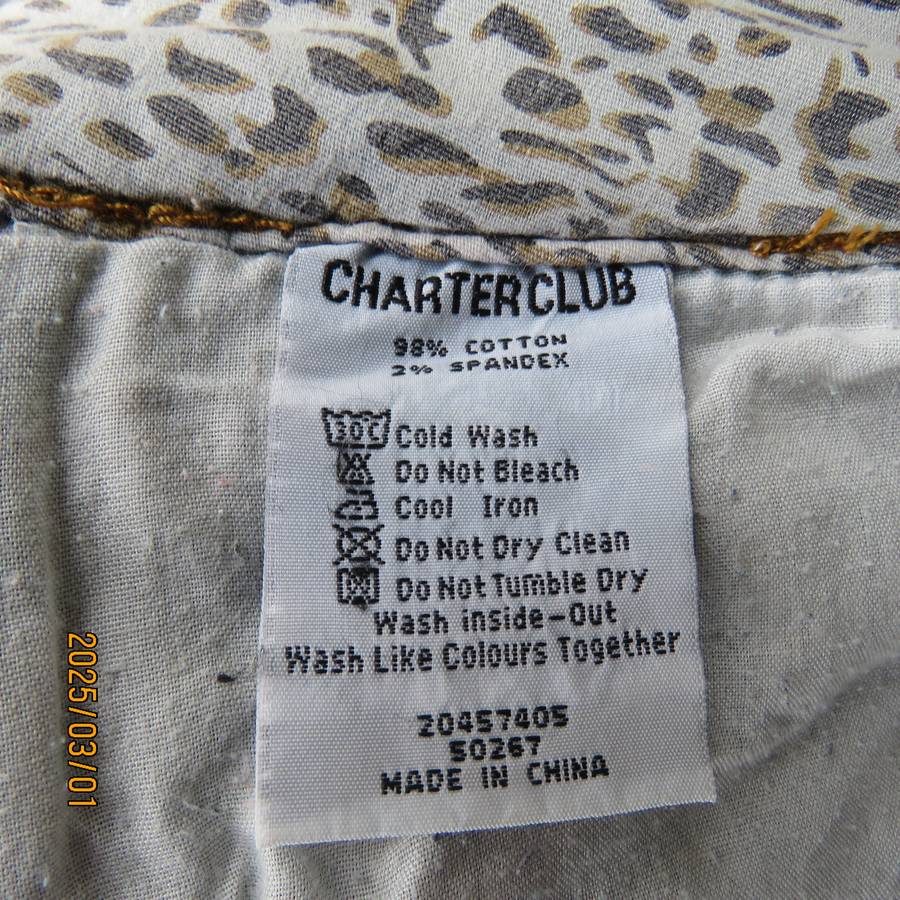 CHARTER CLUB blue denim cropped jeans. Size 38. Five front pockets. Two at back.Cotton stretch.