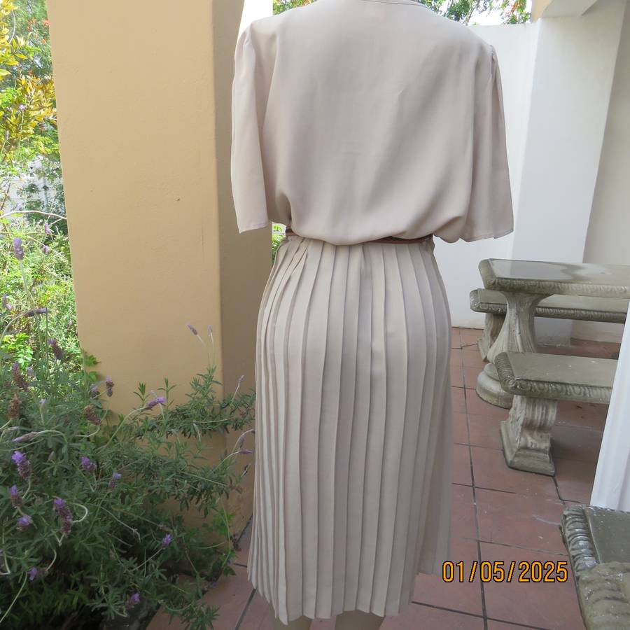 Vintage dress from 80's by WOOLWORTHS size 42/44. Ecru polyester. Perm.pleated botton. V neck