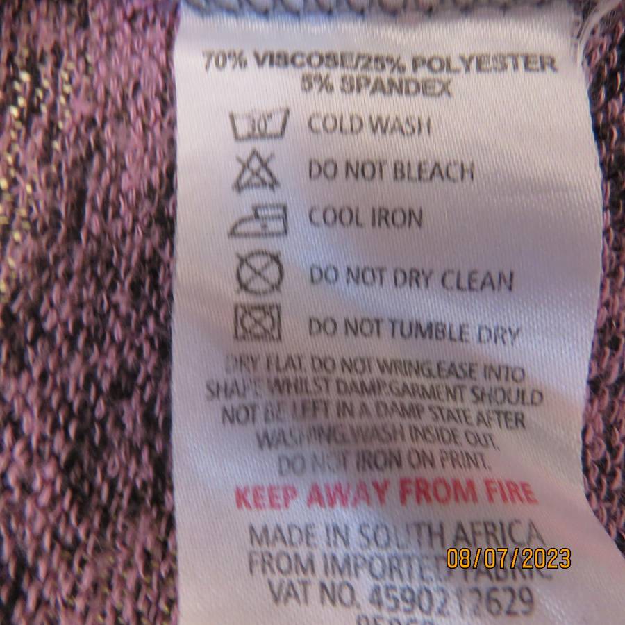Pink-black mottled stretch poly-viscose slip over top. Cut-on sleeves. Size 36