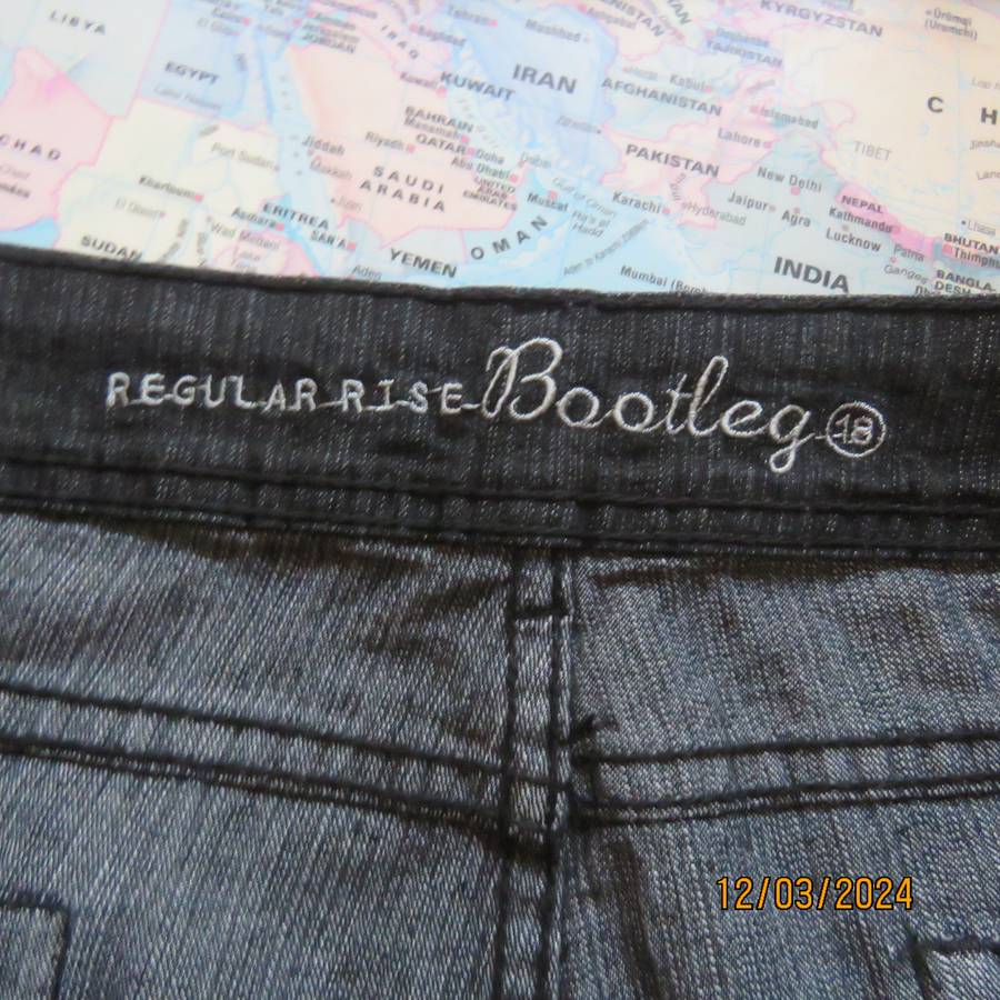NEWS dark navy denim jeans in polycotton stretch. Bootleg. Size 42. As new