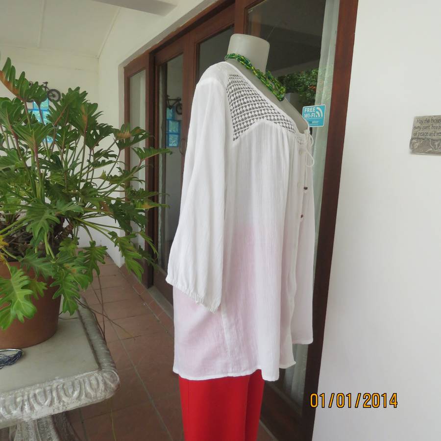 DONNA CLAIRE white creased cotton size 50 button down top. Lace-embroidered yoke.