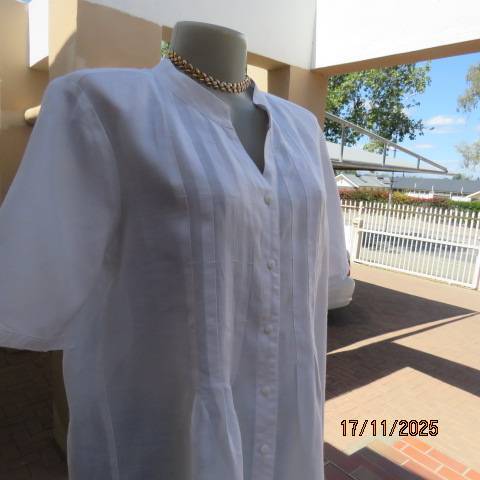 SIROCCO snow white 100% linen short sleeve button down top. Size 40