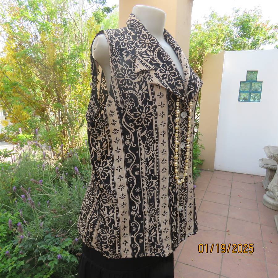 PRINCESS DI sleeveless crinkled polyester top in cream-black pattern stripes. Sizes 42. Button down.