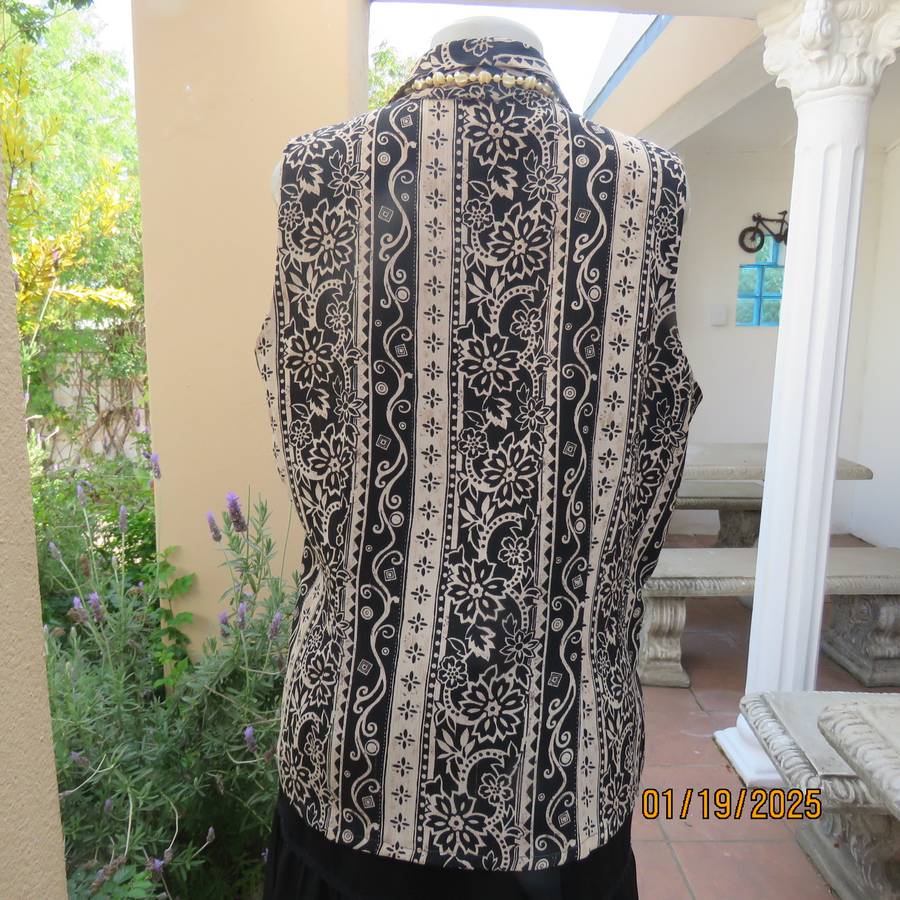 PRINCESS DI sleeveless crinkled polyester top in cream-black pattern stripes. Sizes 42. Button down.