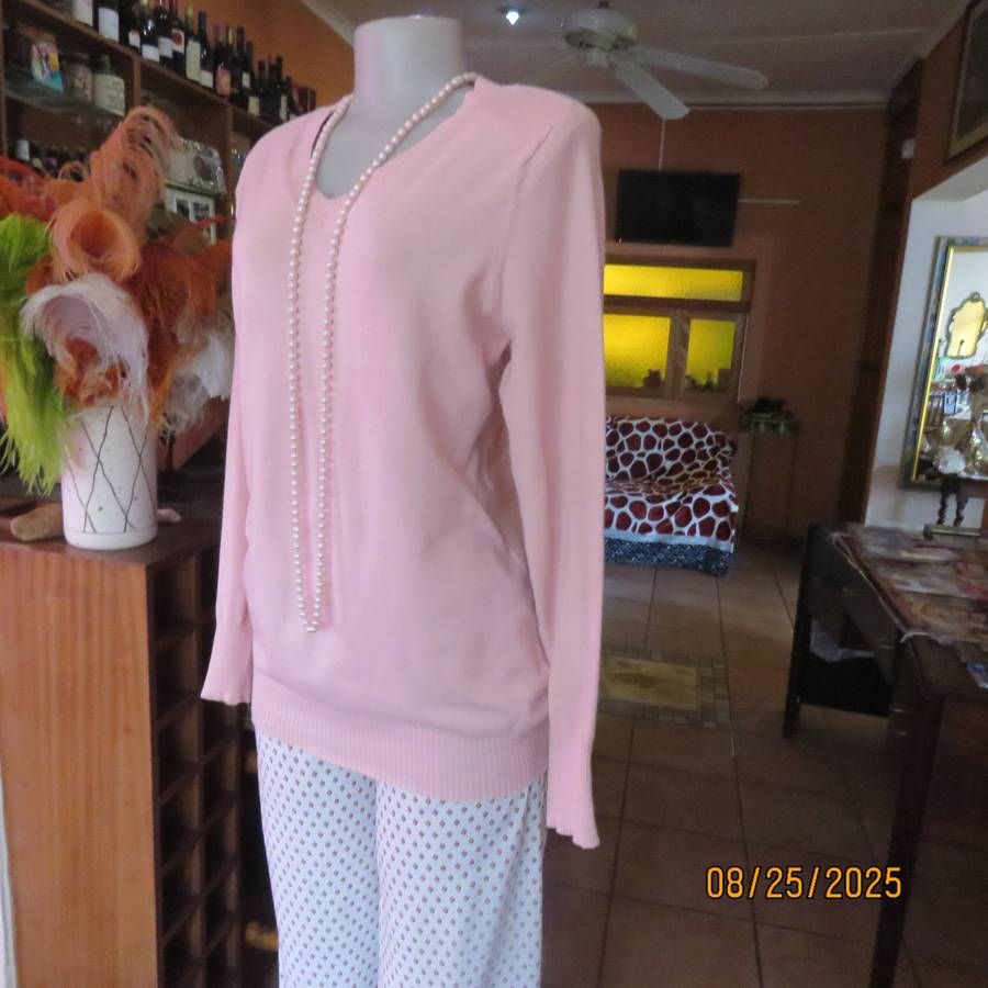 Soft peach pink pull over long sleeve V neck polyester-viscose-nylon cardigan. Size 38