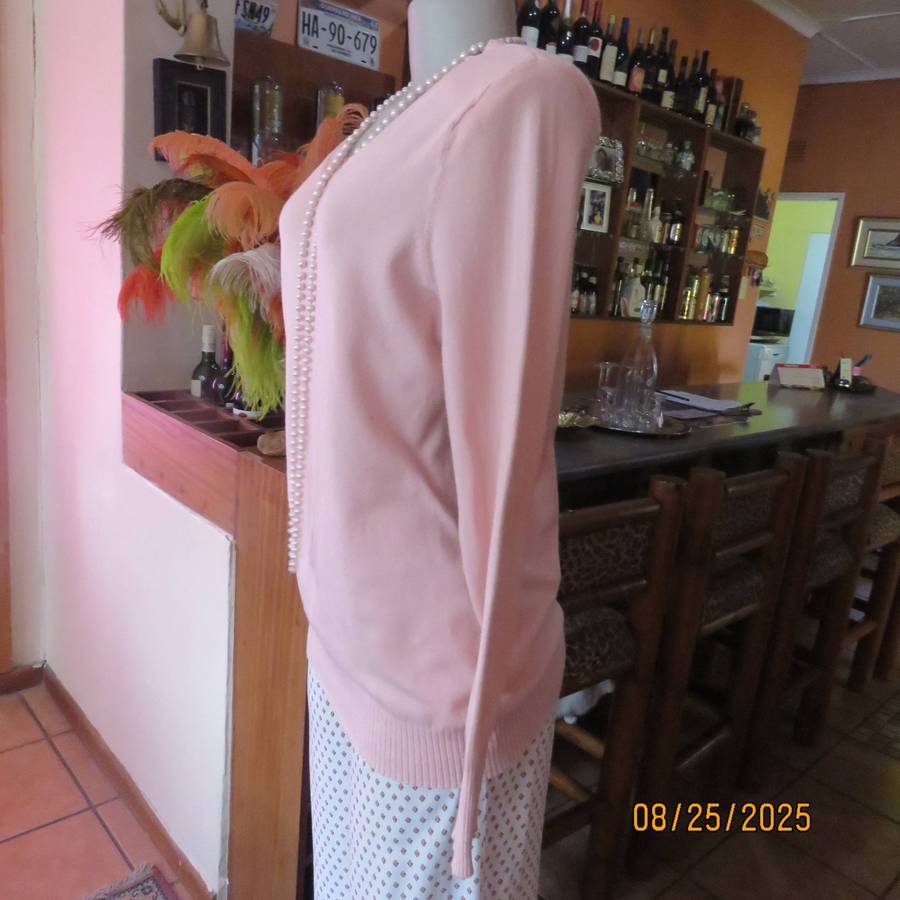 Soft peach pink pull over long sleeve V neck polyester-viscose-nylon cardigan. Size 38