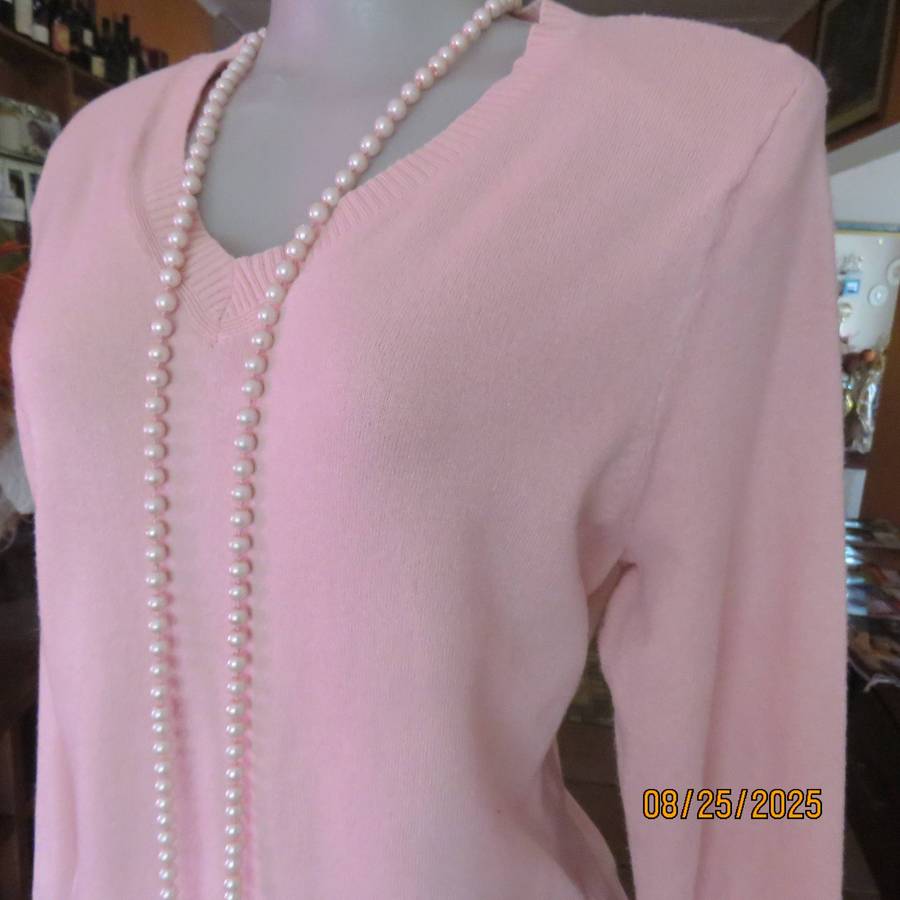 Soft peach pink pull over long sleeve V neck polyester-viscose-nylon cardigan. Size 38