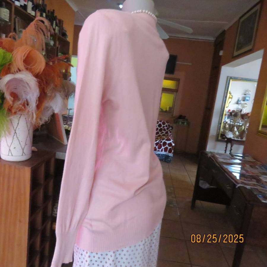 Soft peach pink pull over long sleeve V neck polyester-viscose-nylon cardigan. Size 38