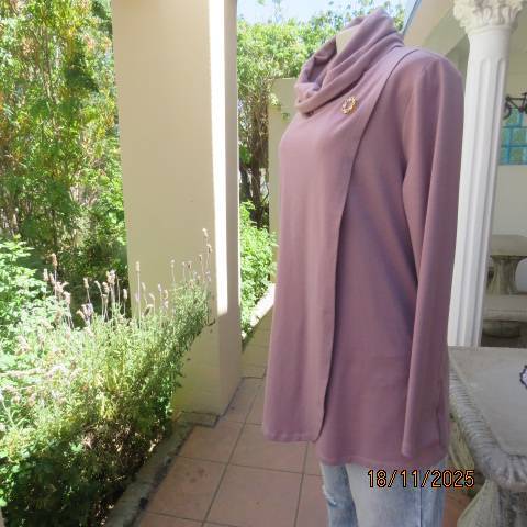 JIXI Clothing dusty mauve long sleeve slip over polyester knit top with poloneck. Size 38