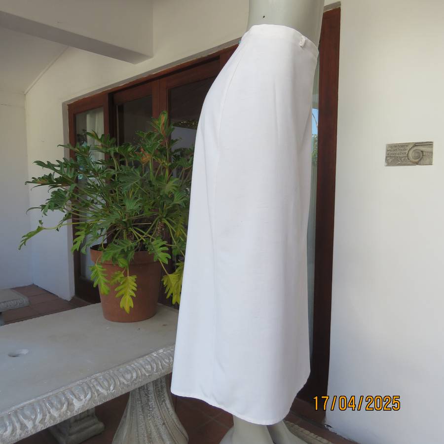 IN FOCUS mottle cream ankle length polycotton pencil skirt size 42. As new