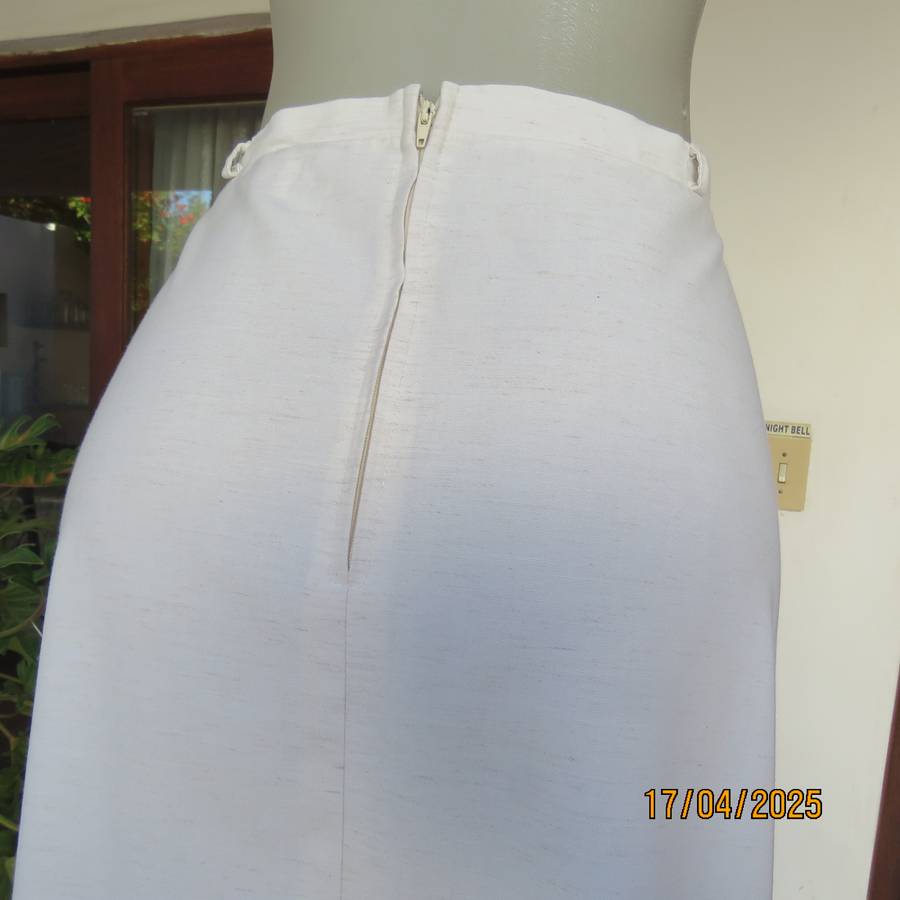 IN FOCUS mottle cream ankle length polycotton pencil skirt size 42. As new