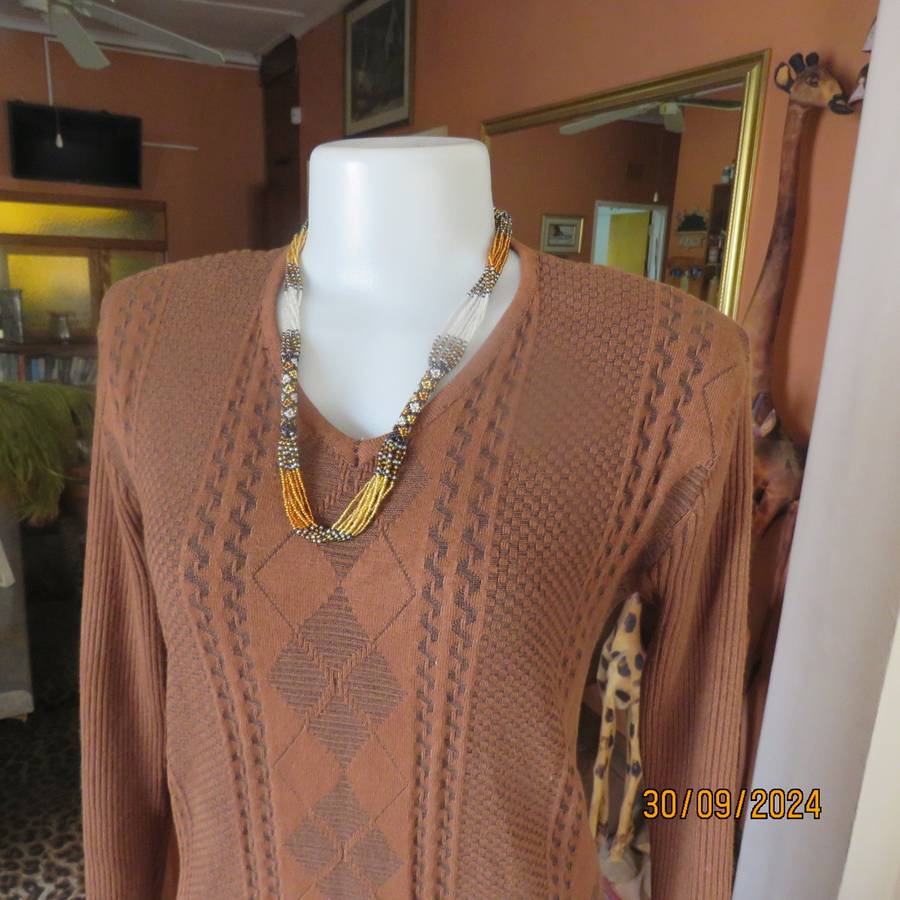 Fabulous long sleeve pullover in golden browns. Knitted in stretch polyester yarn.Size 36 to 38.