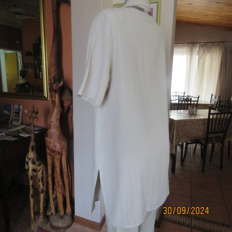 DONNA-CLAIRE high quality extra long short sleeve jacket.In natural colours.Size 42.Embossed stripes