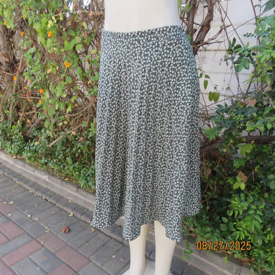 LARGELY Feminine amazon green with tiny white floral print pleated skirt size 38-40
