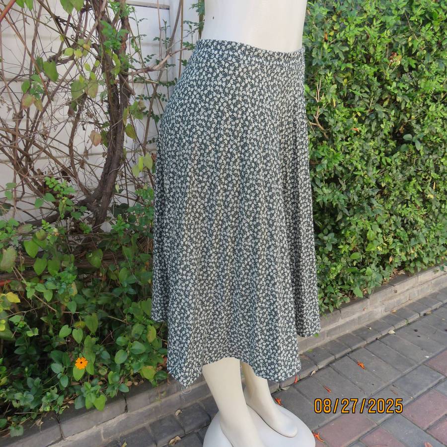 LARGELY Feminine amazon green with tiny white floral print pleated skirt size 38-40