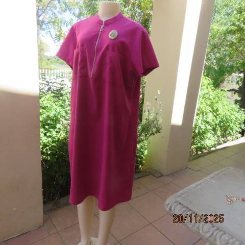 Magenta pink shift dress in linen-polyester and rayon blend with front zip. Size 44
