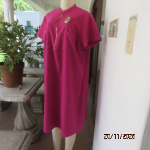 Magenta pink shift dress in linen-polyester and rayon blend with front zip. Size 44