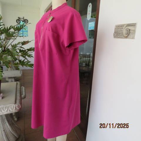 Magenta pink shift dress in linen-polyester and rayon blend with front zip. Size 44