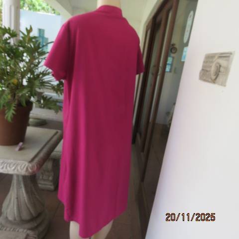 Magenta pink shift dress in linen-polyester and rayon blend with front zip. Size 44