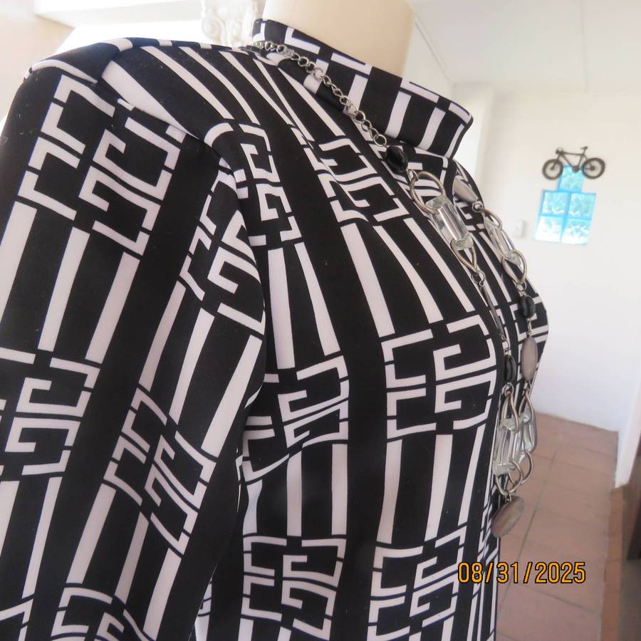 Monochrome geometric printed shift dress in heavy stretch polyester. Size 38-40