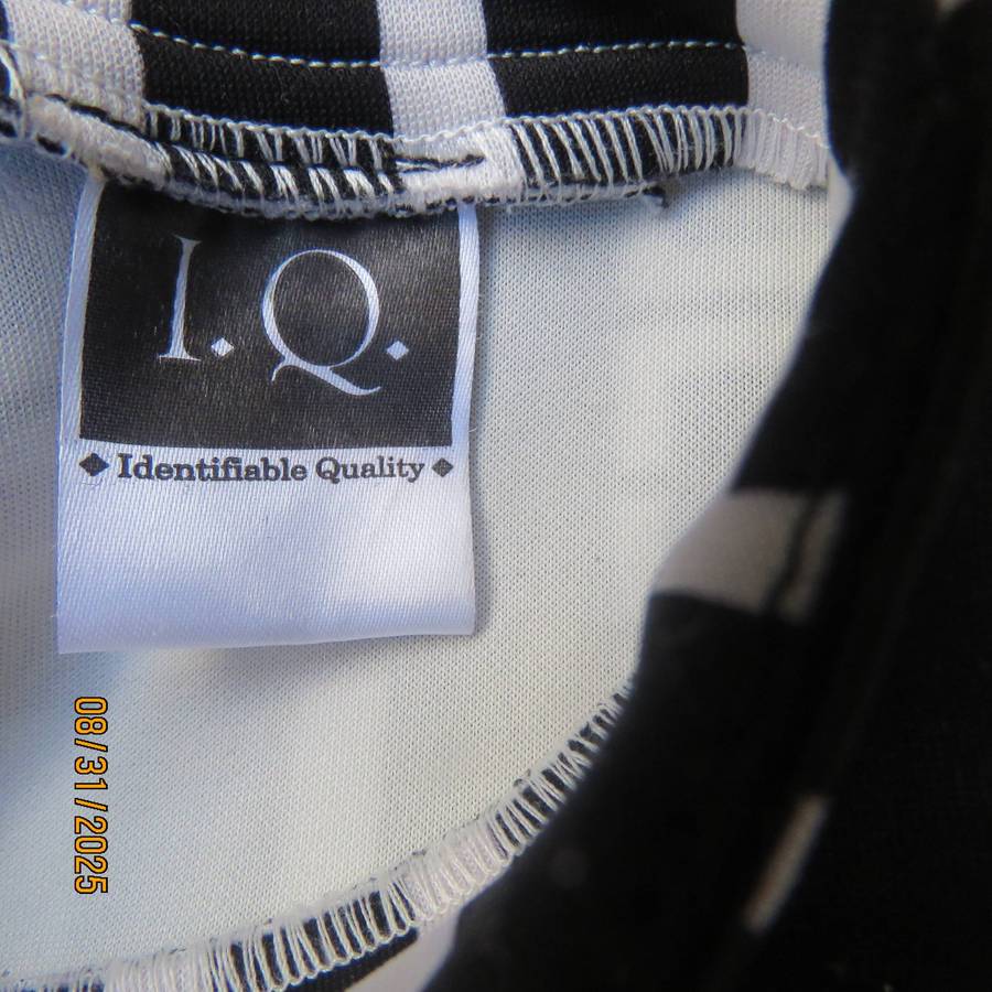 Monochrome geometric printed shift dress in heavy stretch polyester. Size 38-40