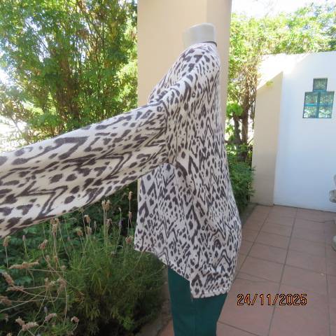 White and grey graphic print stretch polyester knit slip over long sleeve top size 44