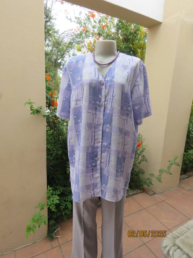 GEE WIZ collarless V neck button down lilac colour blocked short sleeve top. Size 42