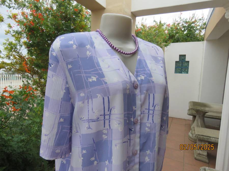GEE WIZ collarless V neck button down lilac colour blocked short sleeve top. Size 42