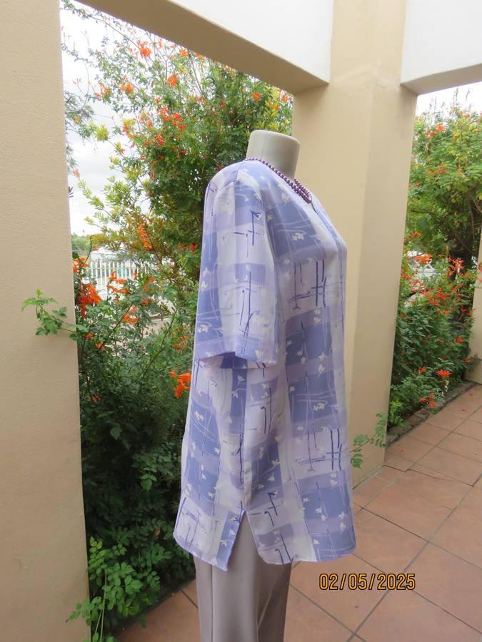 GEE WIZ collarless V neck button down lilac colour blocked short sleeve top. Size 42