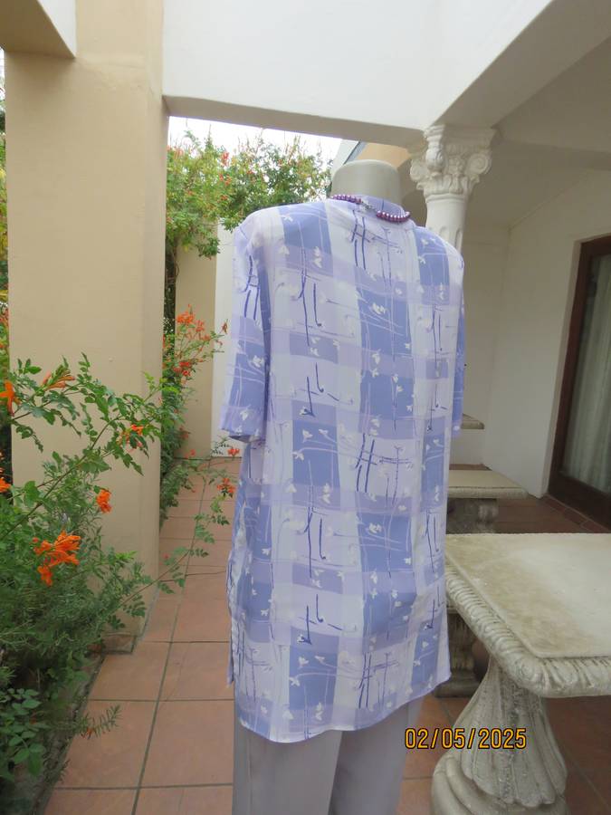 GEE WIZ collarless V neck button down lilac colour blocked short sleeve top. Size 42