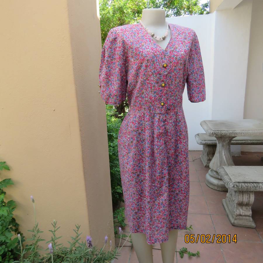 Stunning boutique made vintage dress in red with tiny flowers. Size 36. Partly button down. Pleats.
