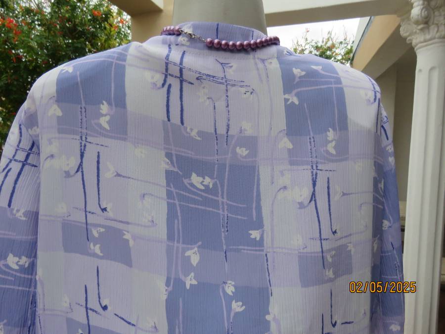 GEE WIZ collarless V neck button down lilac colour blocked short sleeve top. Size 42