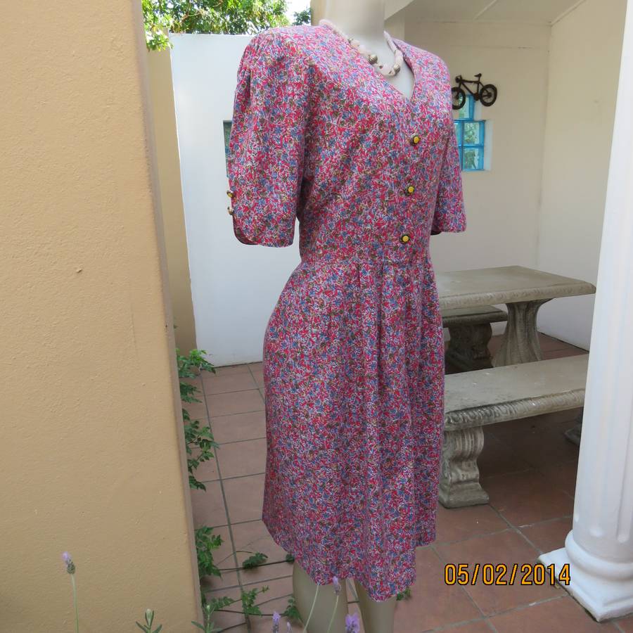 Stunning boutique made vintage dress in red with tiny flowers. Size 36. Partly button down. Pleats.