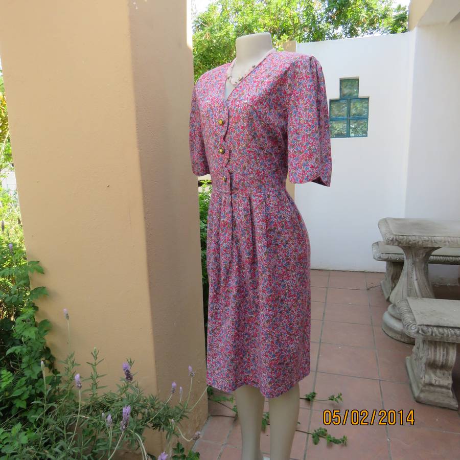 Stunning boutique made vintage dress in red with tiny flowers. Size 36. Partly button down. Pleats.