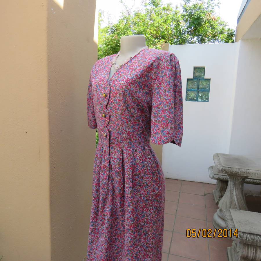 Stunning boutique made vintage dress in red with tiny flowers. Size 36. Partly button down. Pleats.