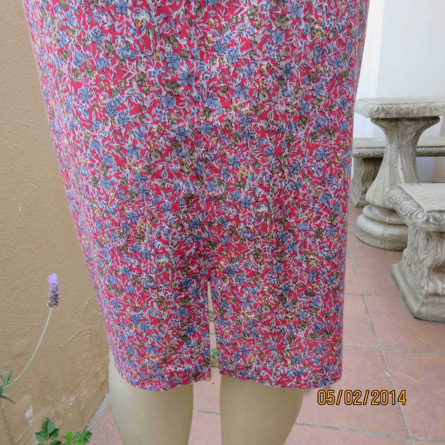 Stunning boutique made vintage dress in red with tiny flowers. Size 36. Partly button down. Pleats.