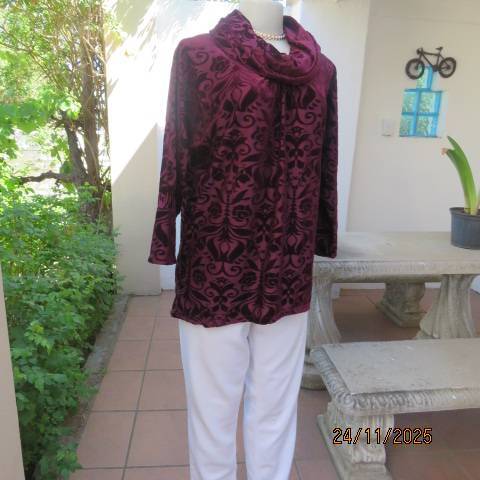 TRUWORTHS mulberry colour polyester stretch top with velvet embossed flowers. Size 40