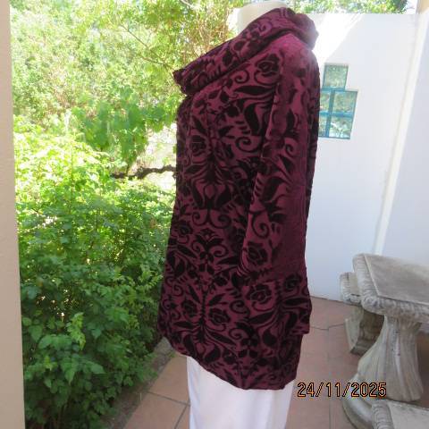 TRUWORTHS mulberry colour polyester stretch top with velvet embossed flowers. Size 40