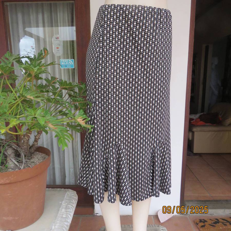 ESTELLE gored stretch polyester skirt in black with white-cream print. Size 42