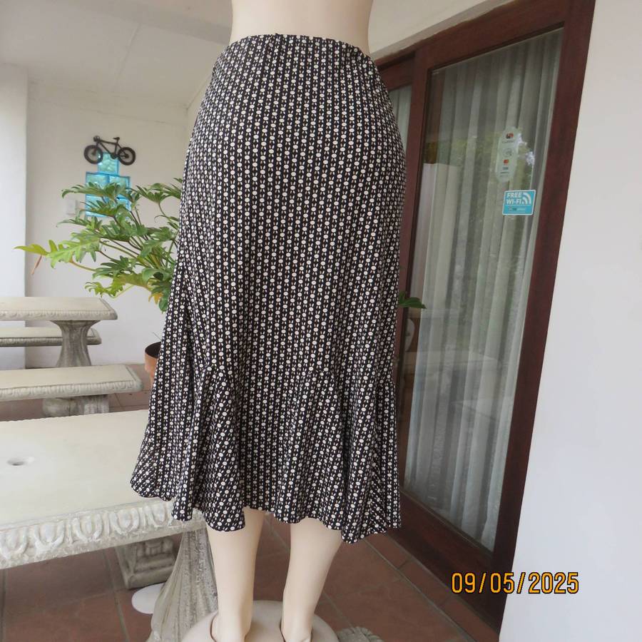 ESTELLE gored stretch polyester skirt in black with white-cream print. Size 42