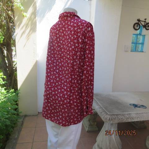 Maroon with tiny white floral print button down long sleeve shirt in viscose. Size 46