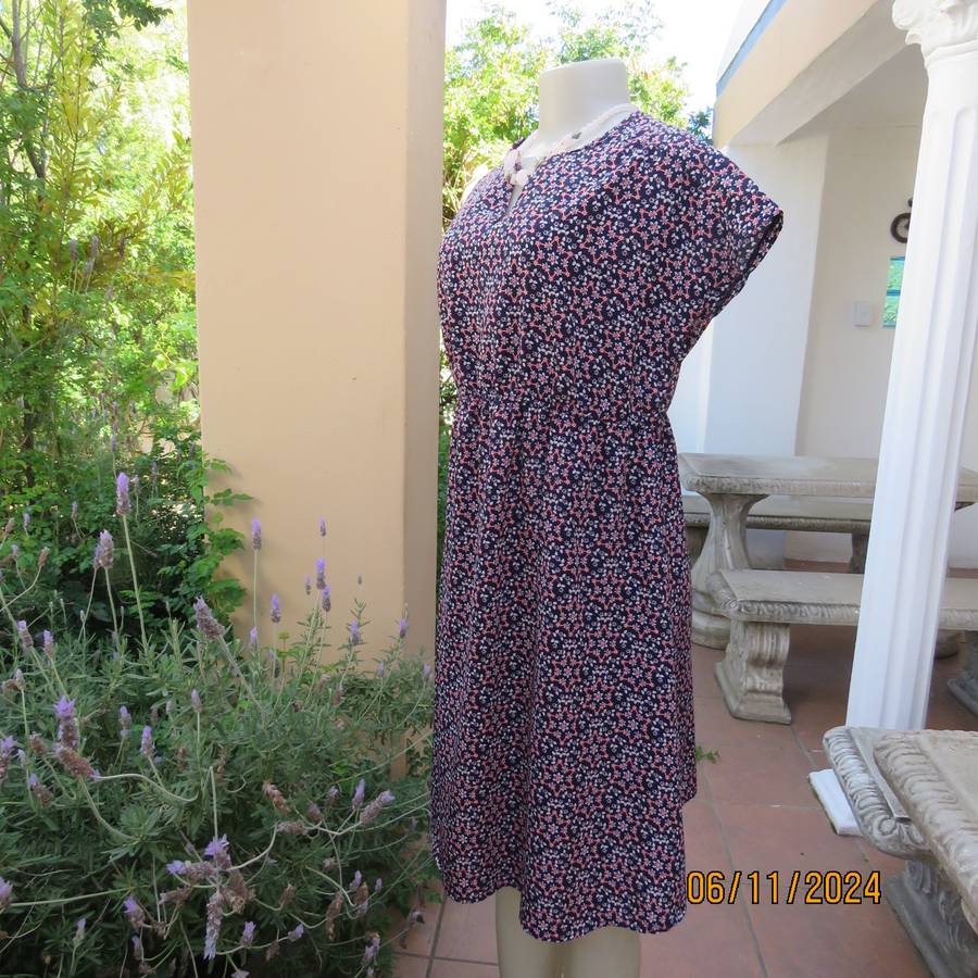 Cool maternity empire style dress in poly-rayon blend.Navy with white-pink flowers.Size 32-34.As new