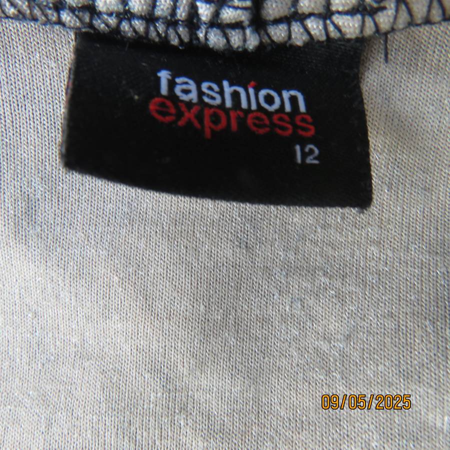 FASHION EXPRESS polyester-rayon stretch velvet open jacket. Long sleeves. Size 36.