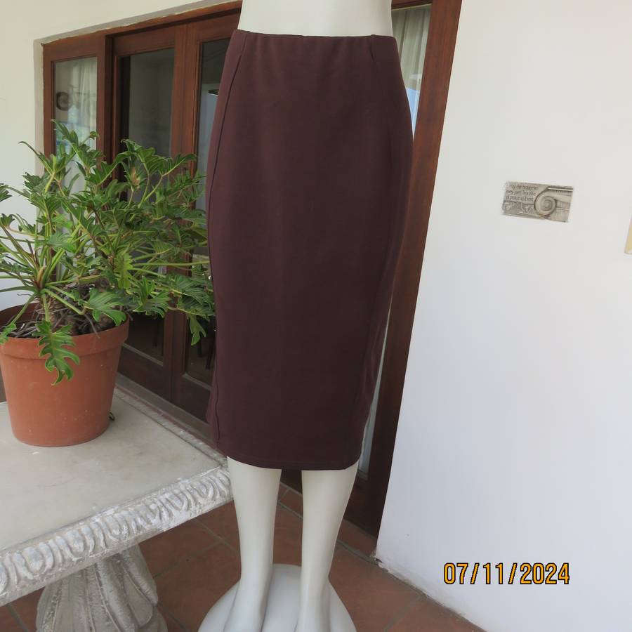 Elegant easy to wear bodycon ribbed stretch polyester choc brown skirt. Size 40. Elastic waist.