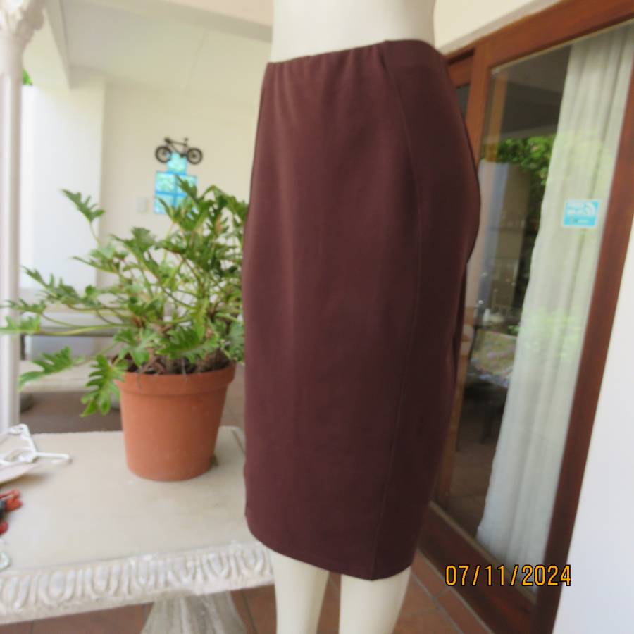 Elegant easy to wear bodycon ribbed stretch polyester choc brown skirt. Size 40. Elastic waist.
