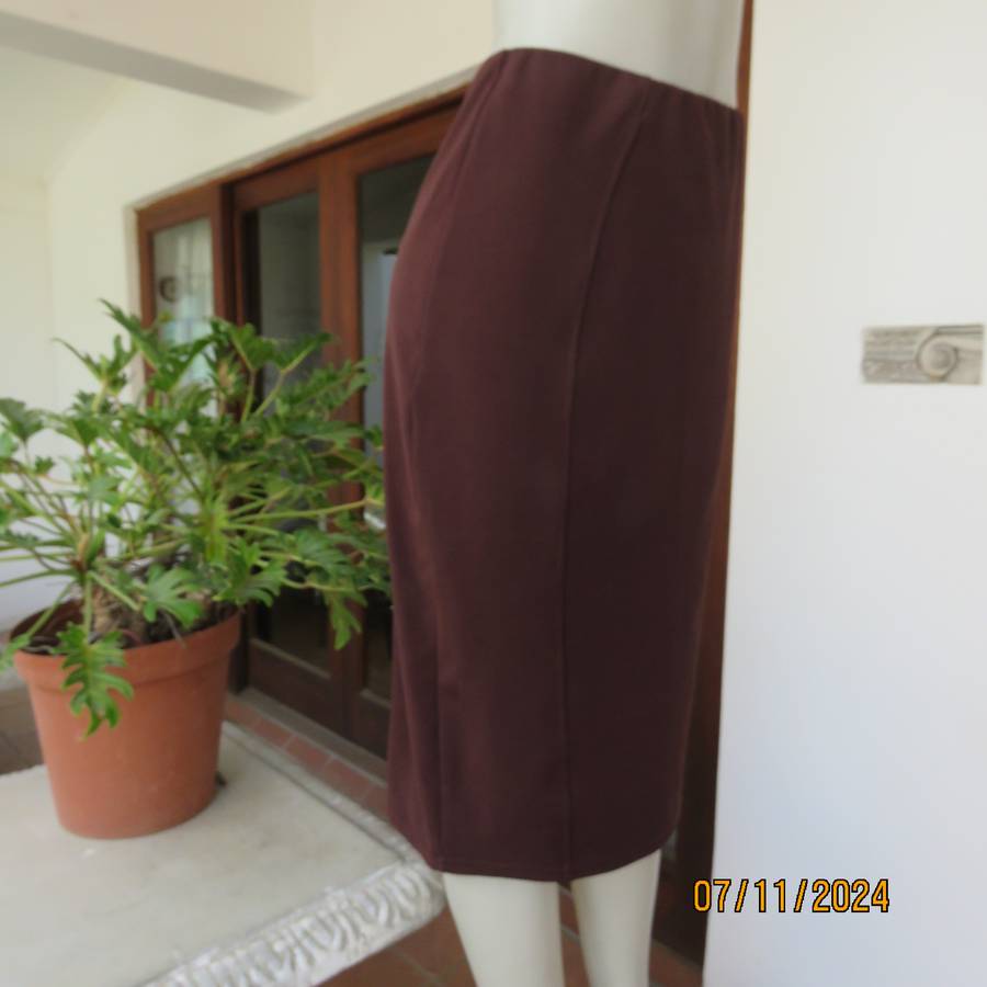 Elegant easy to wear bodycon ribbed stretch polyester choc brown skirt. Size 40. Elastic waist.